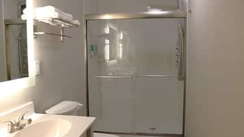 Deluxe Studio Suite, 1 King Bed, Non Smoking, Microwave | Bathroom