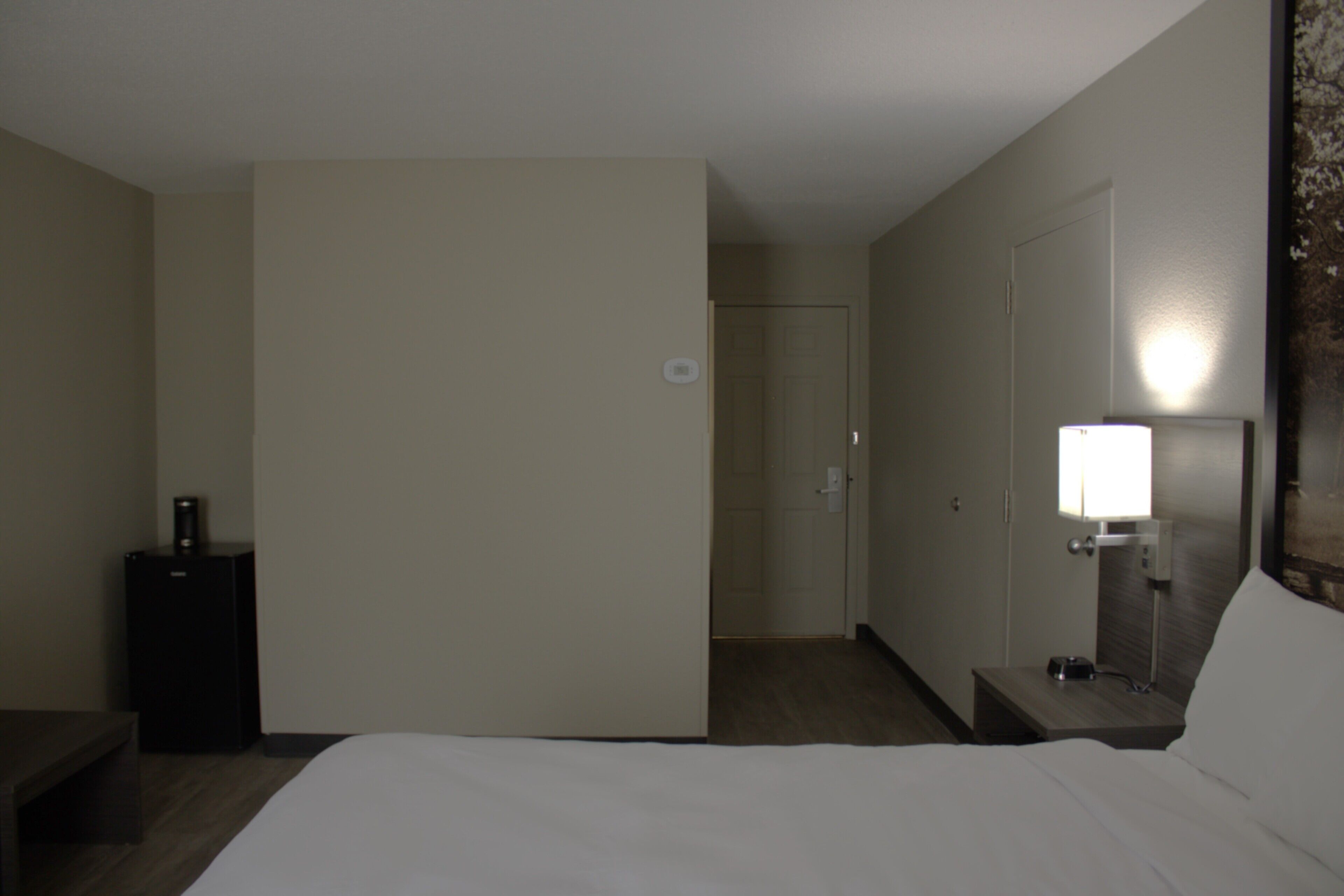 Single Room, 1 King Bed, Mobility Accessible, Non Smoking (Guestroom) | In-room safe, desk, laptop workspace, blackout drapes
