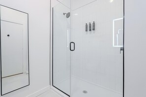 Bathroom - Landing | Spectacular 1BD, Gym, Courtyard (Houston)