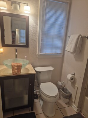 Bathroom - 2-bedroom apartment on a tree lined street, Walkable to coffee,bars,eateries. (San Marcos)