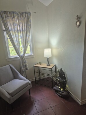 Interior - 2-bedroom apartment on a tree lined street, Walkable to coffee,bars,eateries. (San Marcos)