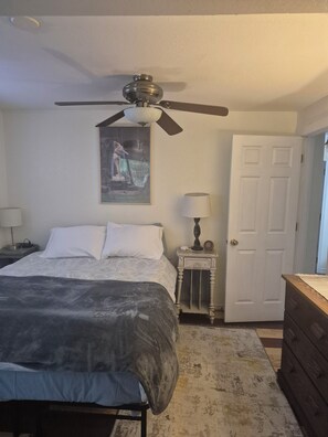 Room - 2-bedroom apartment on a tree lined street, Walkable to coffee,bars,eateries. (San Marcos)