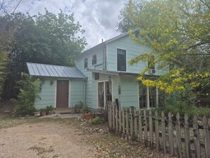 Exterior - 2-bedroom apartment on a tree lined street, Walkable to coffee,bars,eateries. (San Marcos)