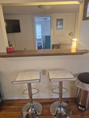 Interior - 2-bedroom apartment on a tree lined street, Walkable to coffee,bars,eateries. (San Marcos)