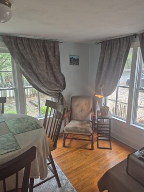 Dining - 2-bedroom apartment on a tree lined street, Walkable to coffee,bars,eateries. (San Marcos)