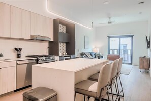 Fridge, dining tables - Landing | Stunning 1BD, Gym, Courtyard (Houston)