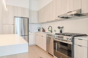 Réfrigérateur, tables à manger