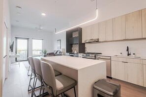 Fridge, dining tables - Landing | Stunning 1BD, Gym, Courtyard (Houston)