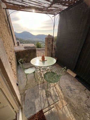 Outdoor dining - Vrbo Property (Pigna)
