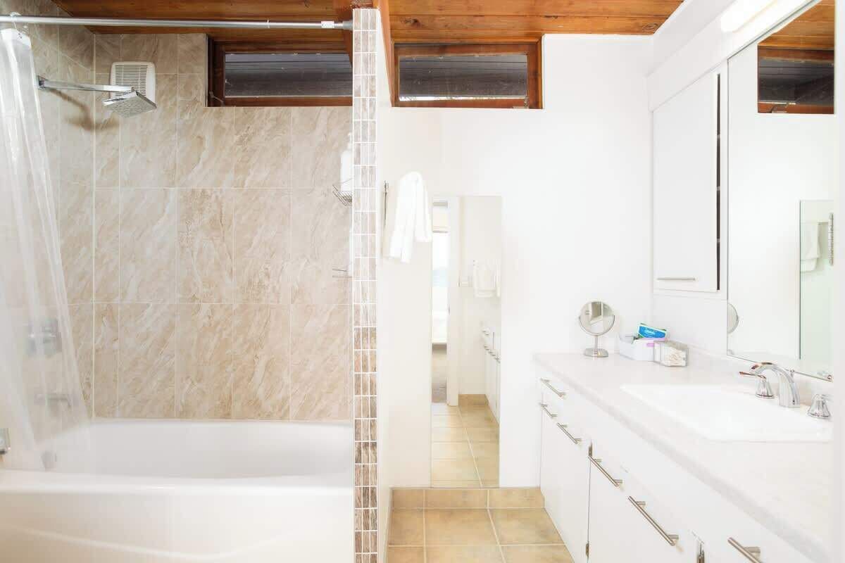 Douche, séchoir à cheveux, shampooing