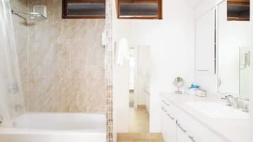 Douche, séchoir à cheveux, shampooing