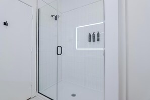 Bathroom - Landing | Stunning 1BD, Gym, Courtyard (Houston)