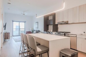 Fridge, dining tables - Landing | Amazing 1BD, Courtyard, Gym (Houston)