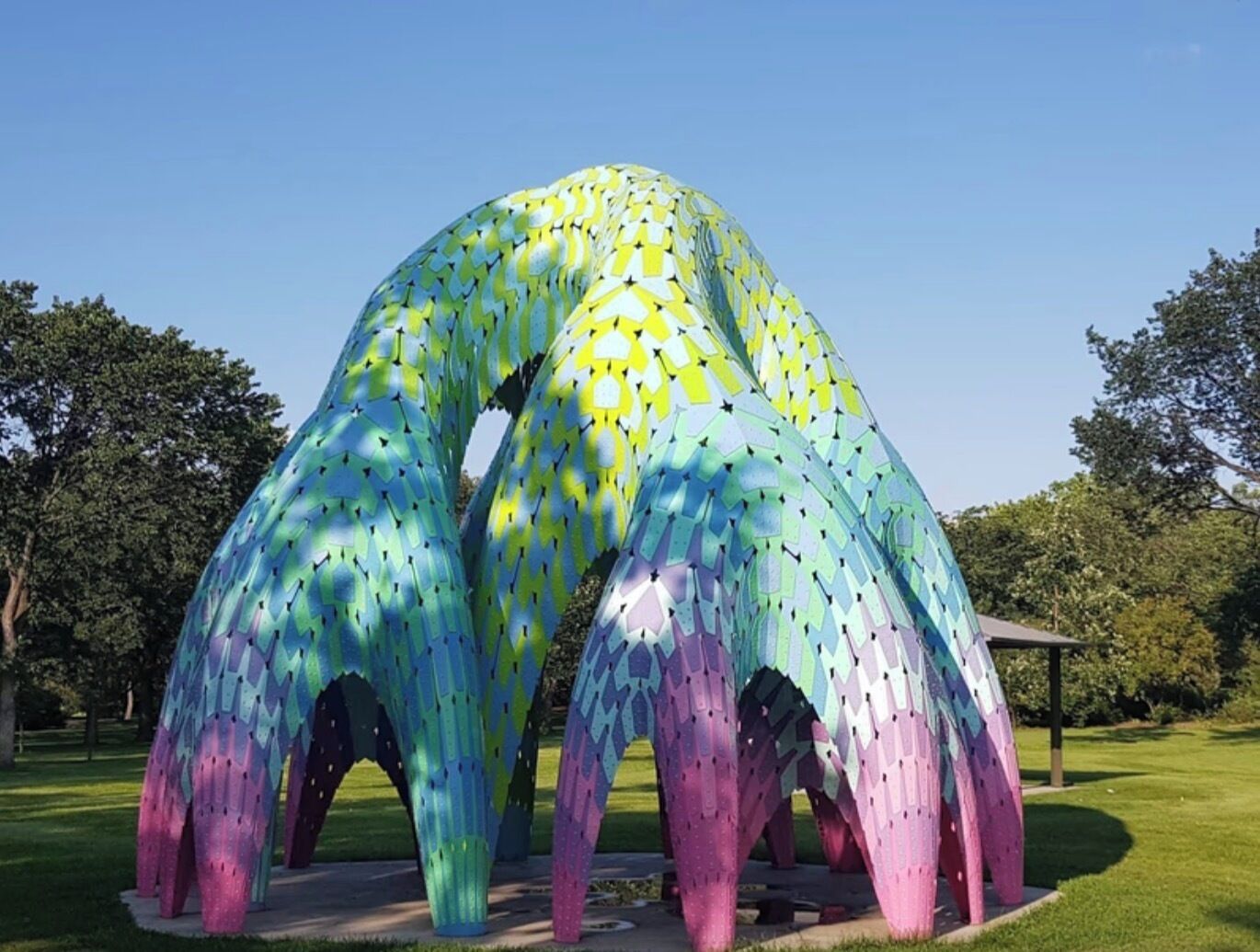 Una escultura abstracta y colorida en un entorno exterior.