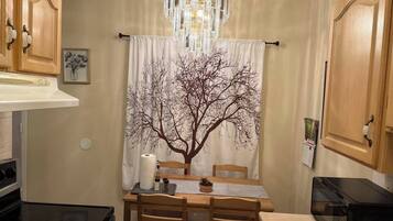 Apartment, 2 Bedrooms | Dining room