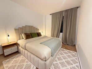 3 bedrooms, iron/ironing board, WiFi, bed sheets - Beachside Apartment - Walk to the Sea, Minutes to Puerto Banús (San Pedro de Alcántara)