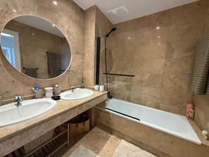 Shower, hair dryer, bidet, towels - Beachside Apartment - Walk to the Sea, Minutes to Puerto Banús (San Pedro de Alcántara)