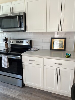 Private kitchen - Amazing 3-bedroom house with AC in adorable Highland (Highland)