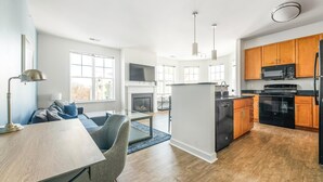 Un appartamento moderno con soggiorno, cucina e zona pranzo.