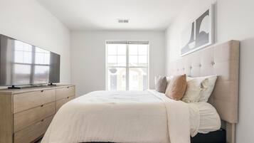 2 bedrooms, desk, iron/ironing board, WiFi