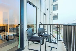 Terrace/patio - Landing | Incredible 2BD, Gym, Courtyard (Houston)