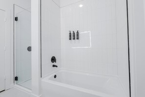 Bathroom - Landing | Amazing 2BD, Gym, Courtyard (Houston)
