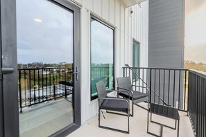 Terrace/patio - Landing | Amazing 2BD, Gym, Courtyard (Houston)