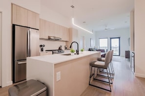 Fridge, dining tables - Landing | Amazing 2BD, Gym, Courtyard (Houston)