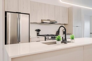 Fridge, dining tables - Landing | Spectacular 2BD, Courtyard, Gym (Houston)