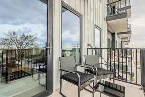 Terrace/patio - Landing | Spectacular 2BD, Courtyard, Gym (Houston)