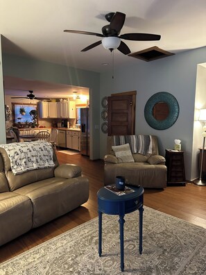 Living area - Cozy 1-bedroom in rural Illinois come relax and enjoy the tranquility. (New Canton)