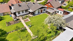Eine Wohngegend mit mehreren Häusern, einem gepflegten Rasen und einer kleinen Gartenanlage.