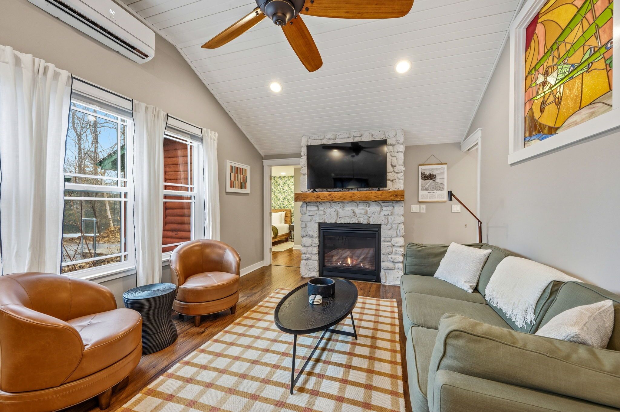 Smart TV, fireplace