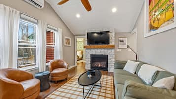 Smart TV, fireplace