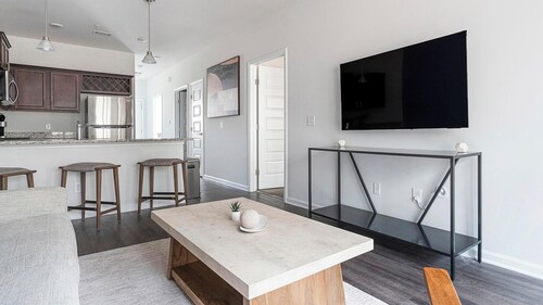 Landing | Amazing 2BD, Pool, Gym