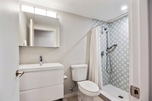 Shower, hair dryer, towels, soap - Beachside Garden Oasis (Beverly)