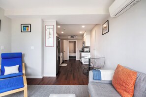 Living area - Beachside Garden Oasis (Beverly)
