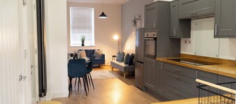 Home Near Coop live & Etihad. Sleeps 7 with Free Parking& Garden