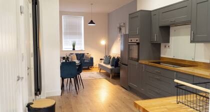 Home Near Coop live & Etihad. Sleeps 7 with Free Parking& Garden