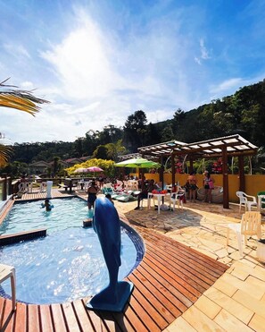 2 indoor pools, 3 outdoor pools, open 9:00 AM to 6:00 PM, pool umbrellas - Hotel Harmonia (Monteiro Lobato)