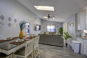 TV, ping pong, stereo - Stylish Nomad Nest: Workspace | Patio | Sarasota (Sarasota)