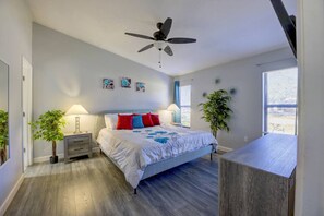 3 bedrooms, desk, iron/ironing board, WiFi - Stylish Nomad Nest: Workspace | Patio | Sarasota (Sarasota)