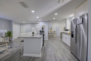 Interior - Stylish Nomad Nest: Workspace | Patio | Sarasota (Sarasota)