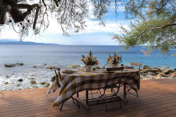 Outdoor dining - Vrbo Property (Canari)