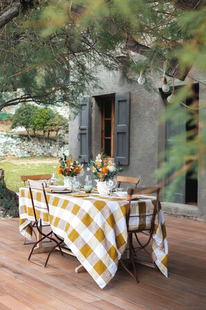 Outdoor dining - Vrbo Property (Canari)