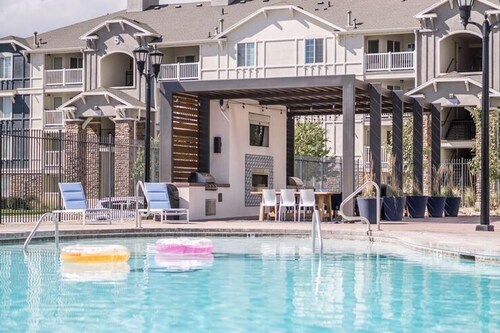 Landing | Stunning 2BD, Gym, Clubhouse