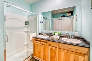 Shower, hair dryer, towels, soap - Cozy Lake Texoma Getaway- Boat Parking-Fishing station-Family Retreat-Big Patio (Kingston)