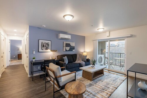 Landing | Stunning 2BD, Gym, Clubhouse