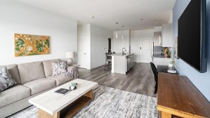 Un appartement moderne comprenant un salon, une cuisine et un coin repas.