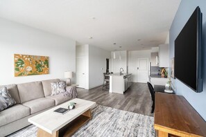 Smart TV - Landing | Beautiful 1BD, Gym (Columbus)